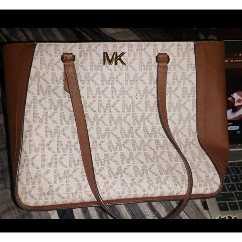 Michael Kors Jet Set Large Tote Saffiano Leather-– Vanilla/Acorn